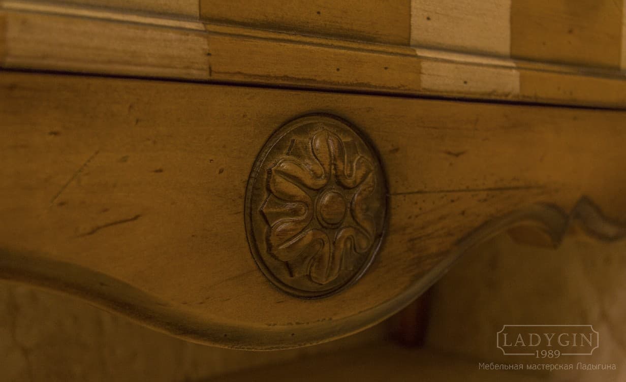 Резная царга большого деревянного двустворчатого пенала в стиле прованс с 3 ящиками на ножках фото