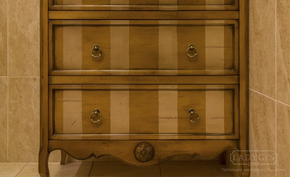 Ящики большого деревянного двустворчатого пенала в стиле прованс на ножках фото