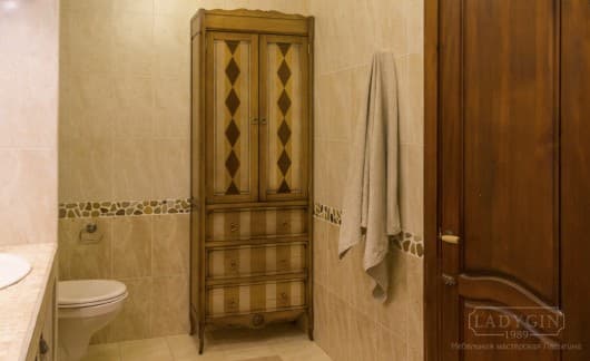 Высокий деревянный двустворчатый пенал в ванной комнате в стиле прованс с 3 ящиками на ножках фото