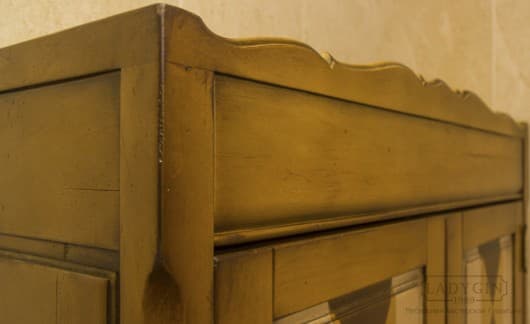 Отделка большого деревянного двустворчатого пенала в стиле прованс с 3 ящиками на ножках фото