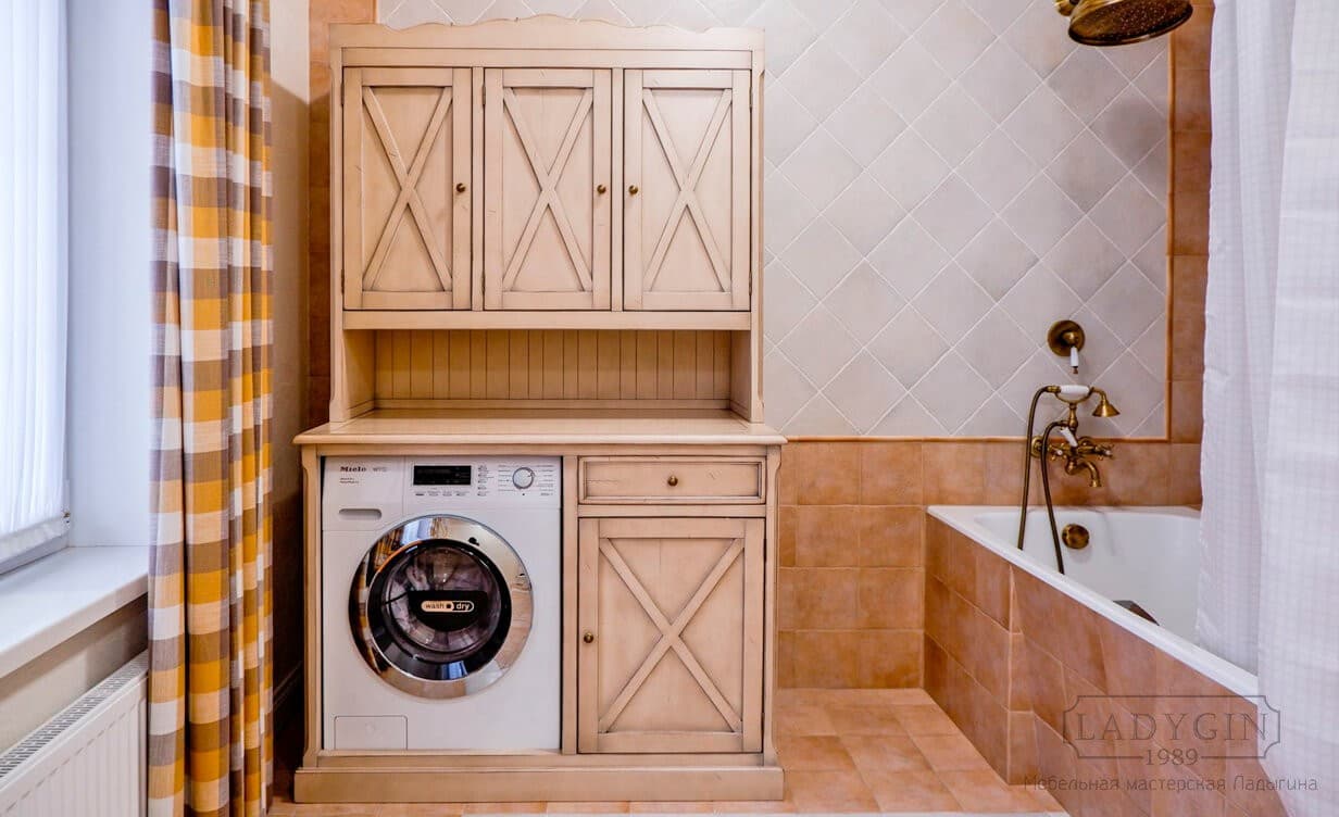 Деревянный шкаф под стиральную машину в классическом стиле в интерьере ванной комнаты фото