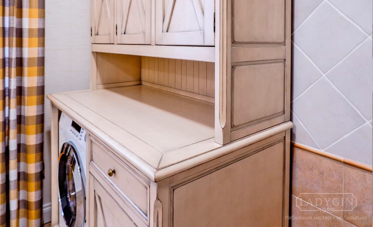 Белый деревянный шкаф под стиральную машину в классическом стиле фото
