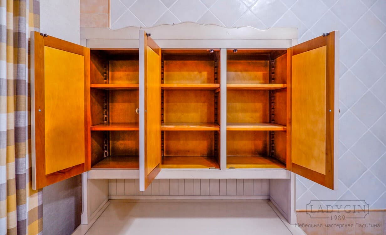Переставные полки белого деревянного шкафа под стиральную машину в классическом стиле фото