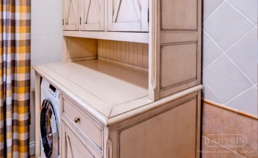 Белый деревянный шкаф под стиральную машину в классическом стиле фото