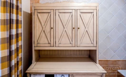 Дверки белого деревянного шкафа под стиральную машину в классическом стиле фото