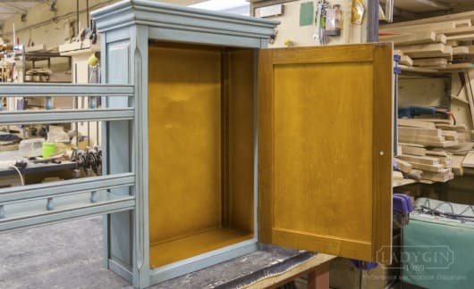 Внутренняя покраска шкафчиков голубой винтажной полки в стиле прованс с балюстрадой фото