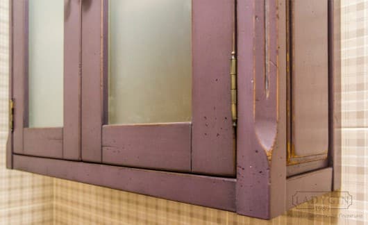Деревянный навесной шкафчик со стеклянными дверками в стиле Прованс на заказ - 6