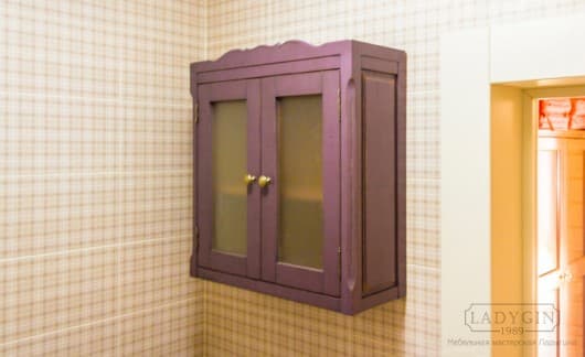 Сиреневый навесной двустворчатый шкафчик из массива дерева для ванной в стиле прованс фото