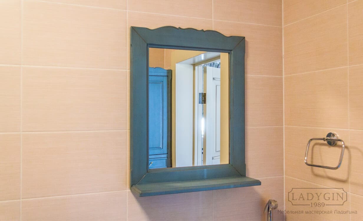 Синее винтажное зеркало в стиле прованс с деревянной полкой и широкой рамой фото