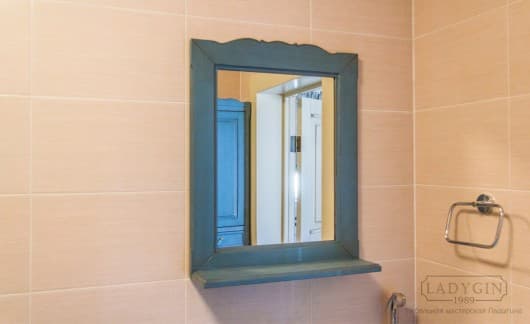 Деревянное винтажное зеркало с полкой для ванной в стиле Прованс на заказ - 7