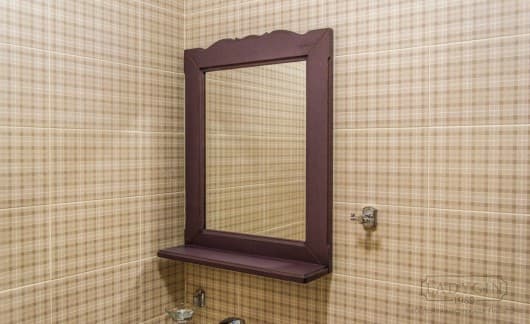 Винтажное зеркало в стиле прованс с деревянной полкой и широкой рамой в интерьере ванной фото