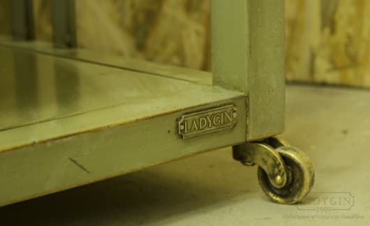 Деревянный журнальный столик на колесиках в стиле Прованс на заказ - 7