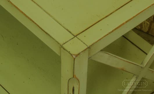 Столешница зеленого журнального деревянного столика на колесикам в стиле прованс фото