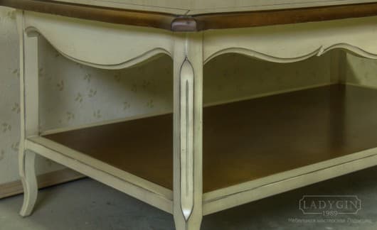 Прямоугольный деревянный журнальный столик с полкой в стиле Прованс на заказ - 8