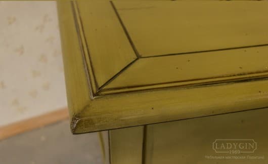 Столешница жёлтого прямоугольного журнального столика из массива дерева во французском стиле фото