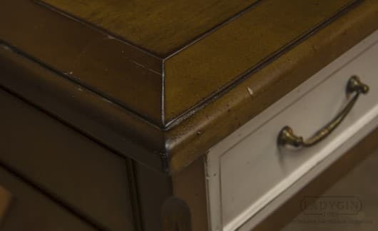Отделка деревянного письменного стола в стиле прованс с 3 выдвижными ящиками и классической столешницей фото