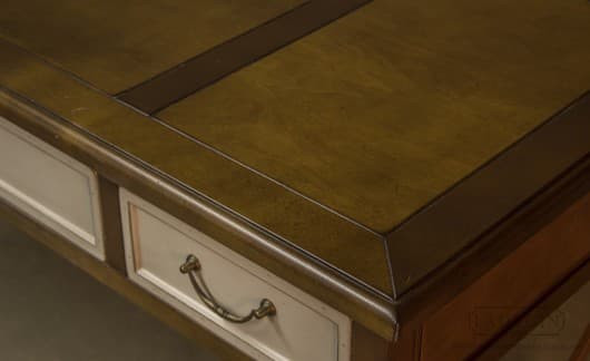 Ящик с латунной ручкой деревянного письменного стола в стиле прованс с 3 выдвижными ящиками и классической столешницей фото