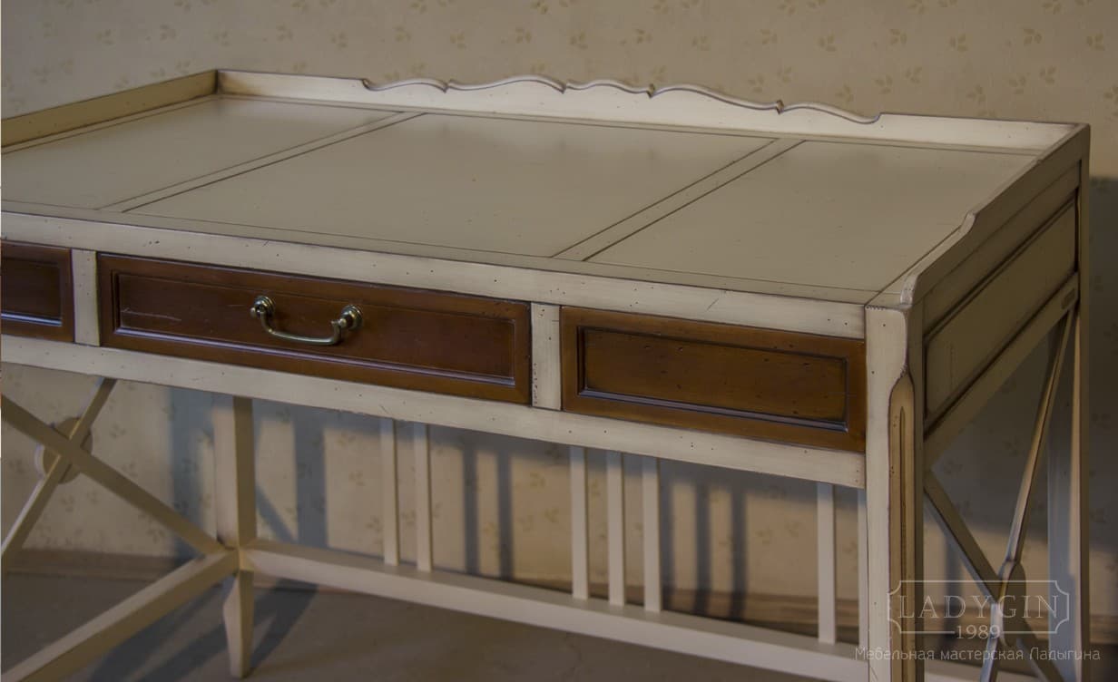 Белый письменный стол из массива дерева в стиле прованс с выдвижным ящиком и декоративным бортиком фото