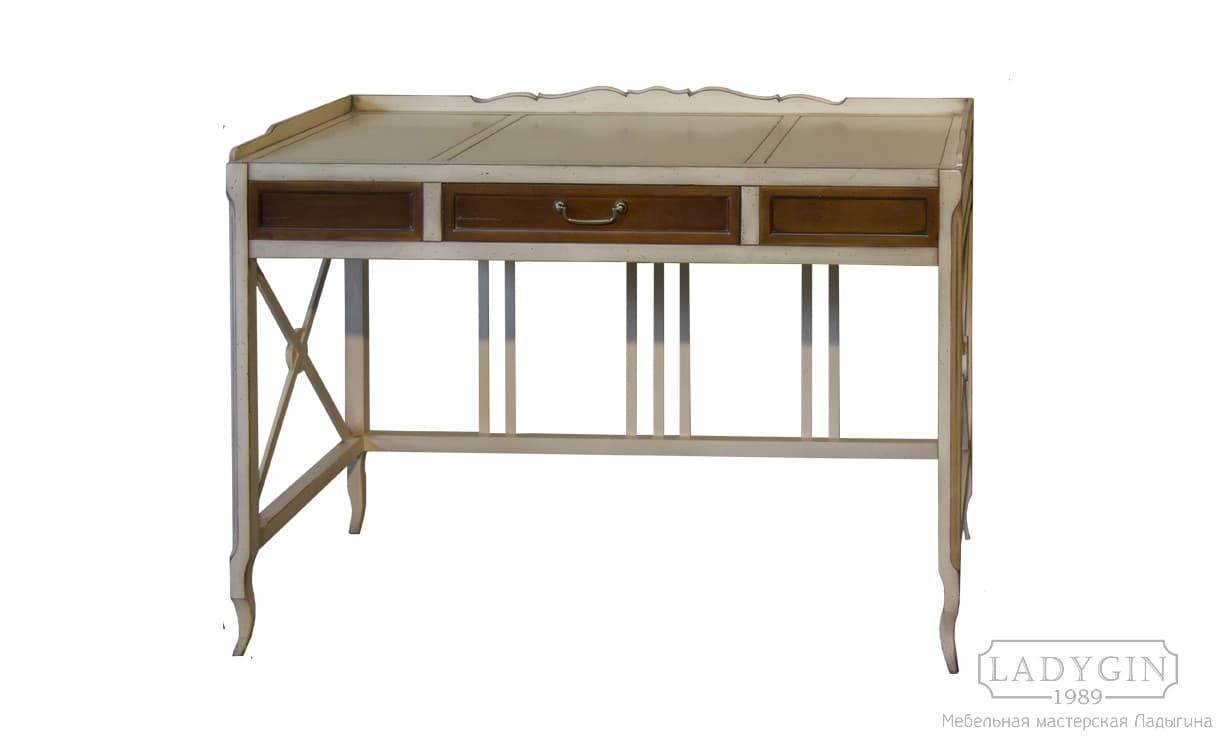 Белый деревянный письменный стол в стиле прованс с 3 выдвижными ящиками и декоративным бортиком фото