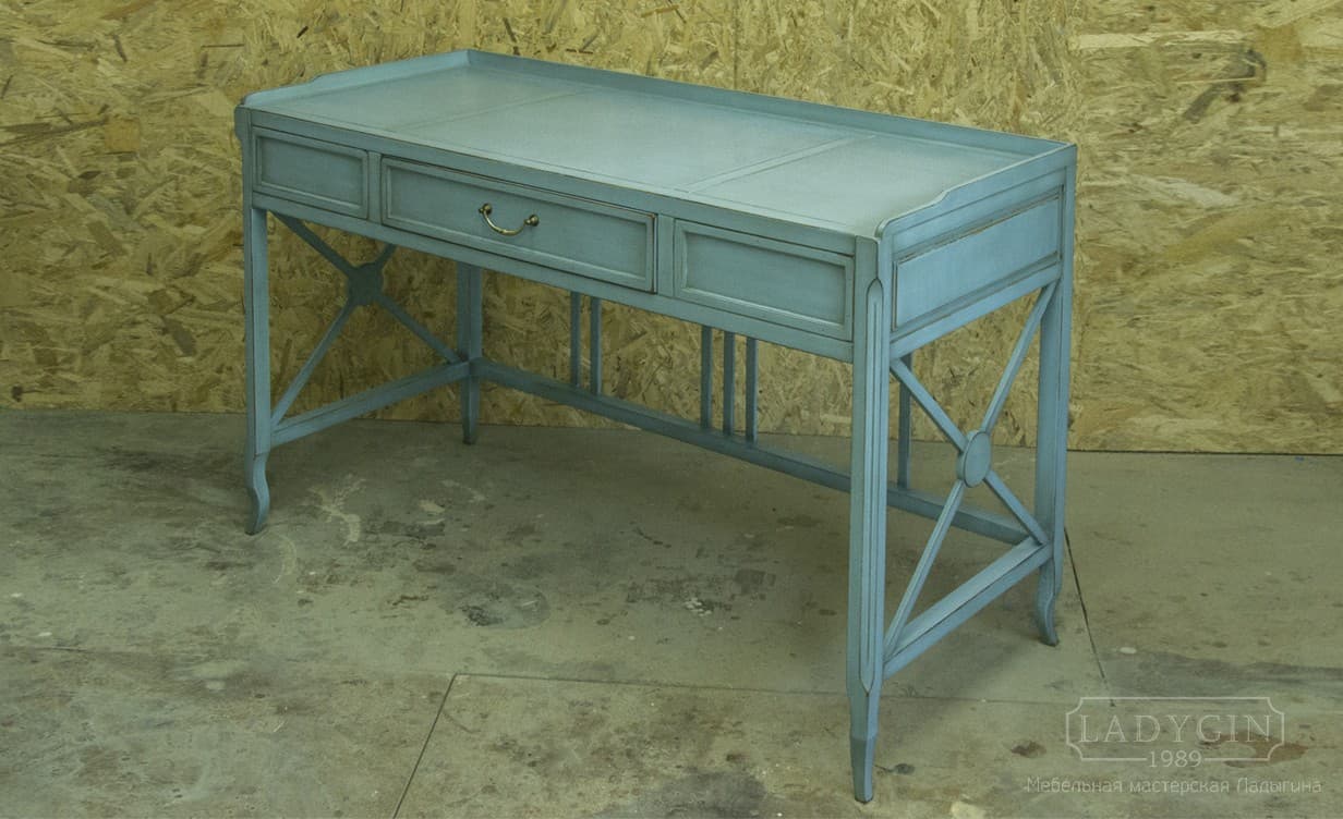 Голубой деревянный письменный стол в стиле прованс с 3 выдвижными ящиками и декоративным бортиком фото