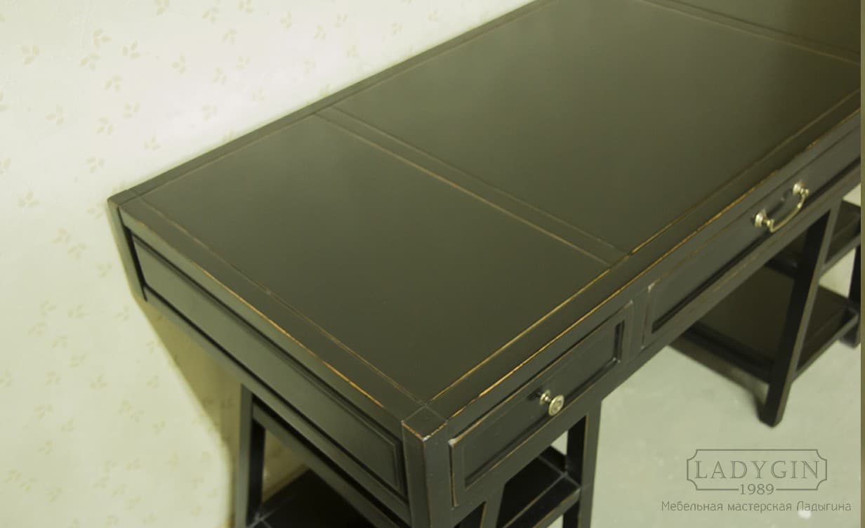 Столешница чёрного деревянного письменного стола на прямых ножках с полками во французском стиле с 3 выдвижными ящиками фото
