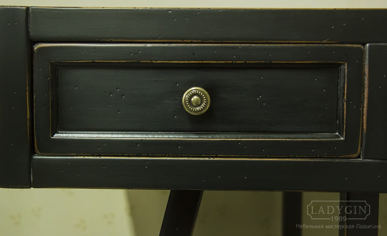 Латунная ручка чёрного деревянного письменного стола на прямых ножках с полками во французском стиле с 3 выдвижными ящиками фото