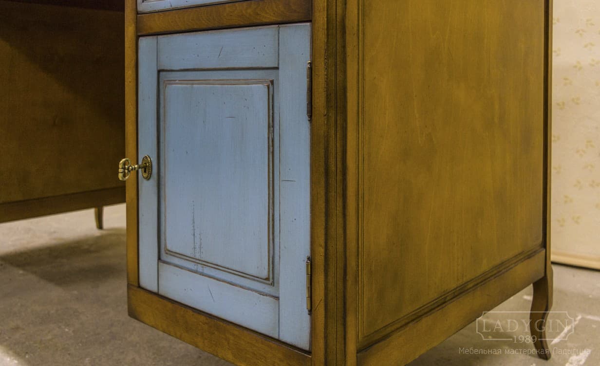 Голубая дверка деревянного письменного стола в стиле прованс с голубыми ящиками и дверками на ножках фото