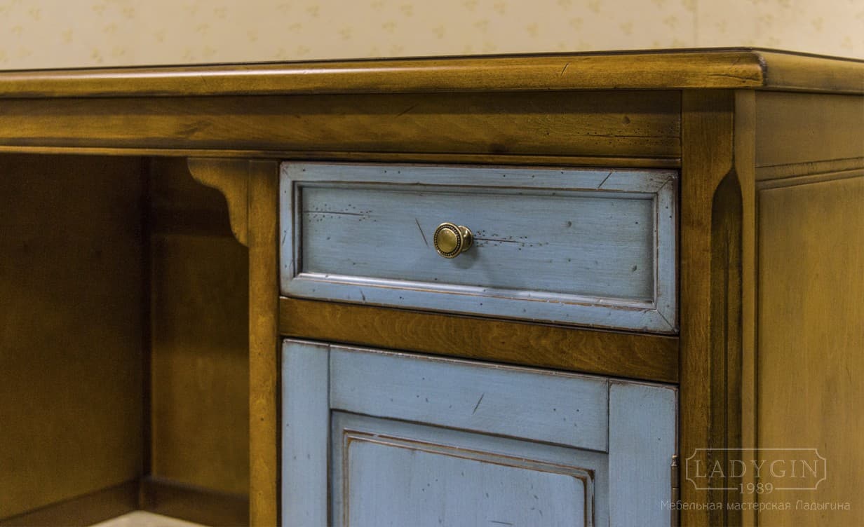 Латунная ручка деревянного письменного стола в стиле прованс с голубыми ящиками и дверками на ножках фото