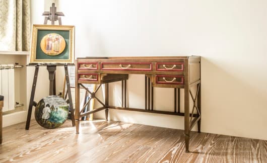 Письменный стол с 5 выдвижными ящиками из массива дерева во французском стиле в интерьере фото