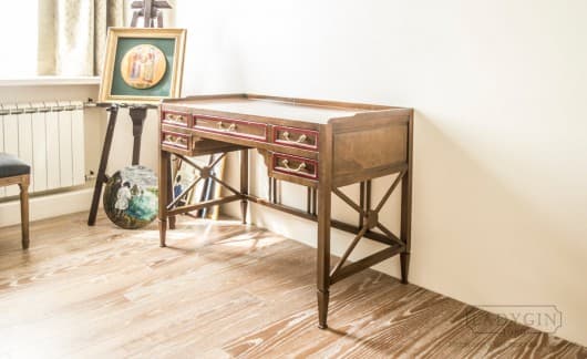 Письменный стол с 5 ящиками из массива дерева во французском стиле на высоких прямых ножках фото