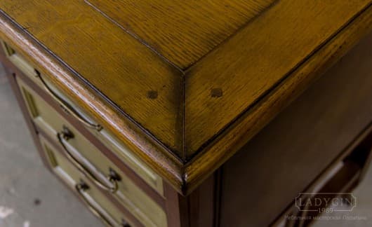 Деревянный письменный стол с 7 вместительными ящиками в классическом стиле на заказ - 5