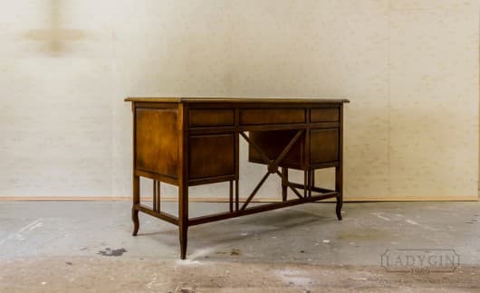 Деревянный письменный стол с 7 вместительными ящиками в классическом стиле на заказ - 9