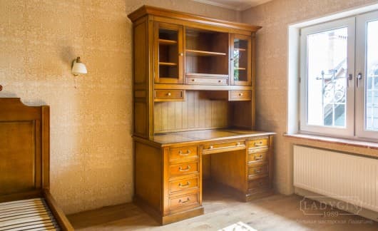 Деревянный письменный стол с наставной частью в классическом стиле в интерьере комнаты фото