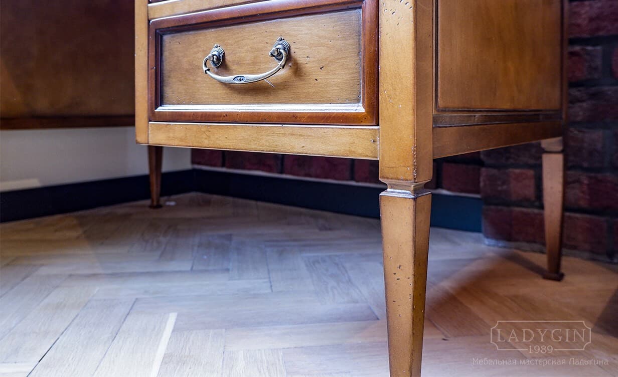 Ножки деревянного письменного стола в классическом стиле с 3 ящиками справа фото