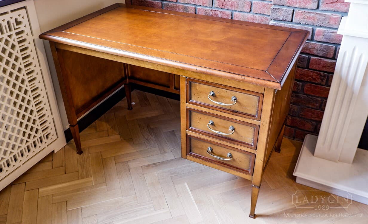 Столешница деревянного письменного стола в классическом стиле с 3 ящиками справа фото