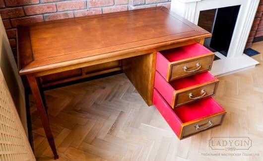 Выдвижные ящики деревянного письменного стола в классическом стиле с 3 ящиками справа фото