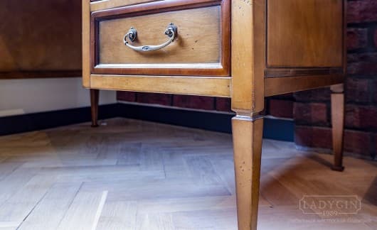 Деревянный письменный стол с ящиками в стиле французской классики на заказ - 7