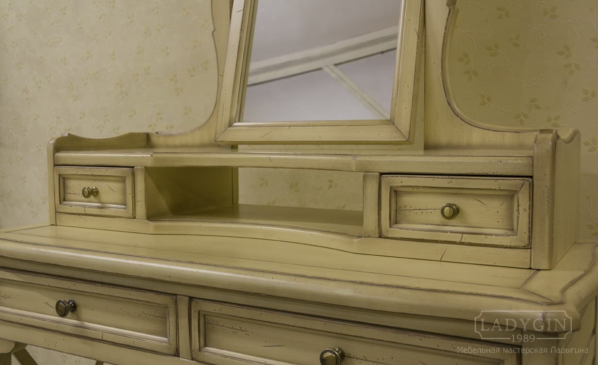 Наставная часть белого винтажного туалетного столика из массива дерева во французском стиле с ящиками, нишей и наклонным зеркалом фото