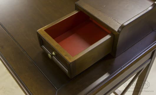 Верхний ящик коричневого туалетного столика из дерева в стиле прованс с 4 ящиками фото