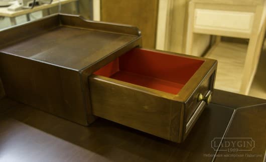 Верхний выдвижной ящик коричневого туалетного столика из дерева в стиле прованс с 4 ящиками фото
