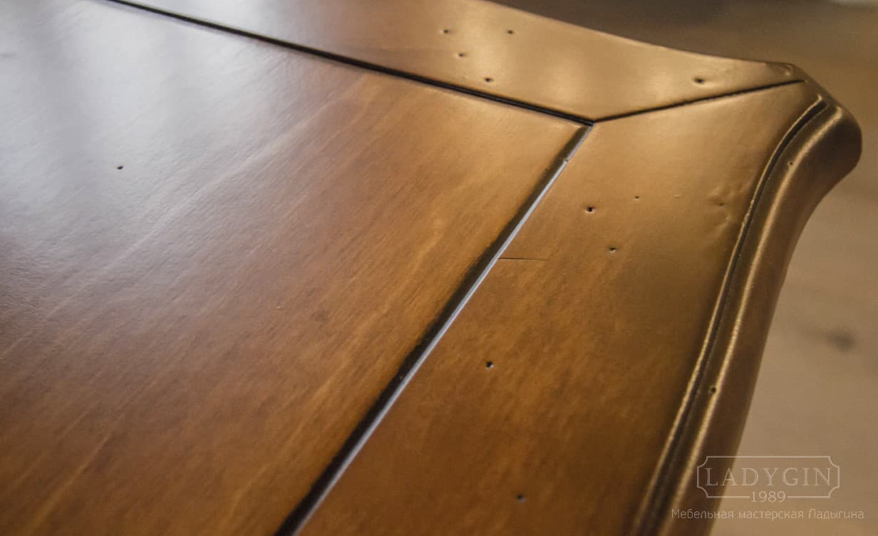 Отделка столешницы белого большого кухонного стола из массива дерева в стиле прованс фото