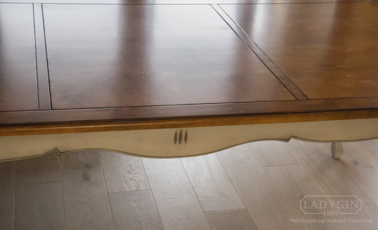 Резная царга белого большого кухонного стола из массива дерева в стиле прованс фото