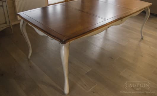 Столешница белого большого кухонного стола из массива дерева в стиле прованс фото