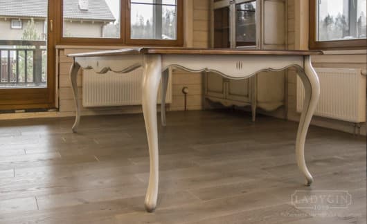 Изогнутые ножки белого большого кухонного стола из массива дерева в стиле прованс фото