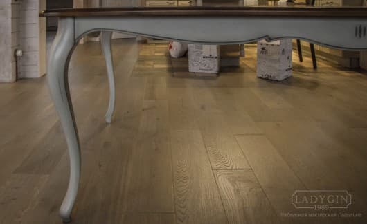 Изогнутые ножки белого большого кухонного стола из дерева в стиле прованс фото