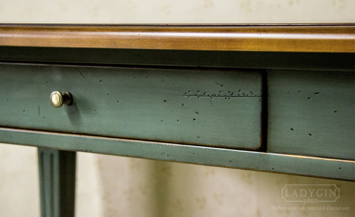 Ручка деревянного прямоугольного кухонного стола в классическом французском стиле с выдвижным ящиком фото