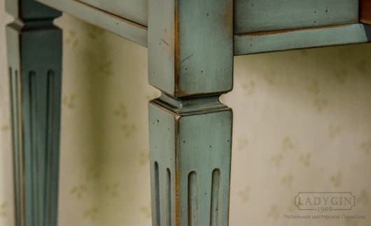 Резные ножки деревянного прямоугольного кухонного стола в классическом французском стиле с выдвижным ящиком фото