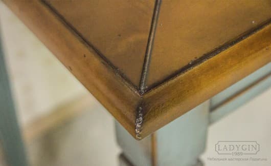 Деревянный винтажный кухонный стол с ящиком в классическом стиле на заказ - 6
