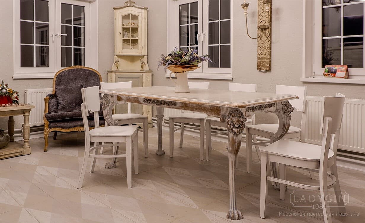 Белый кухонный стол из массива дуба в классическом стиле с львиными лапами-ножками в интерьере кухни фото