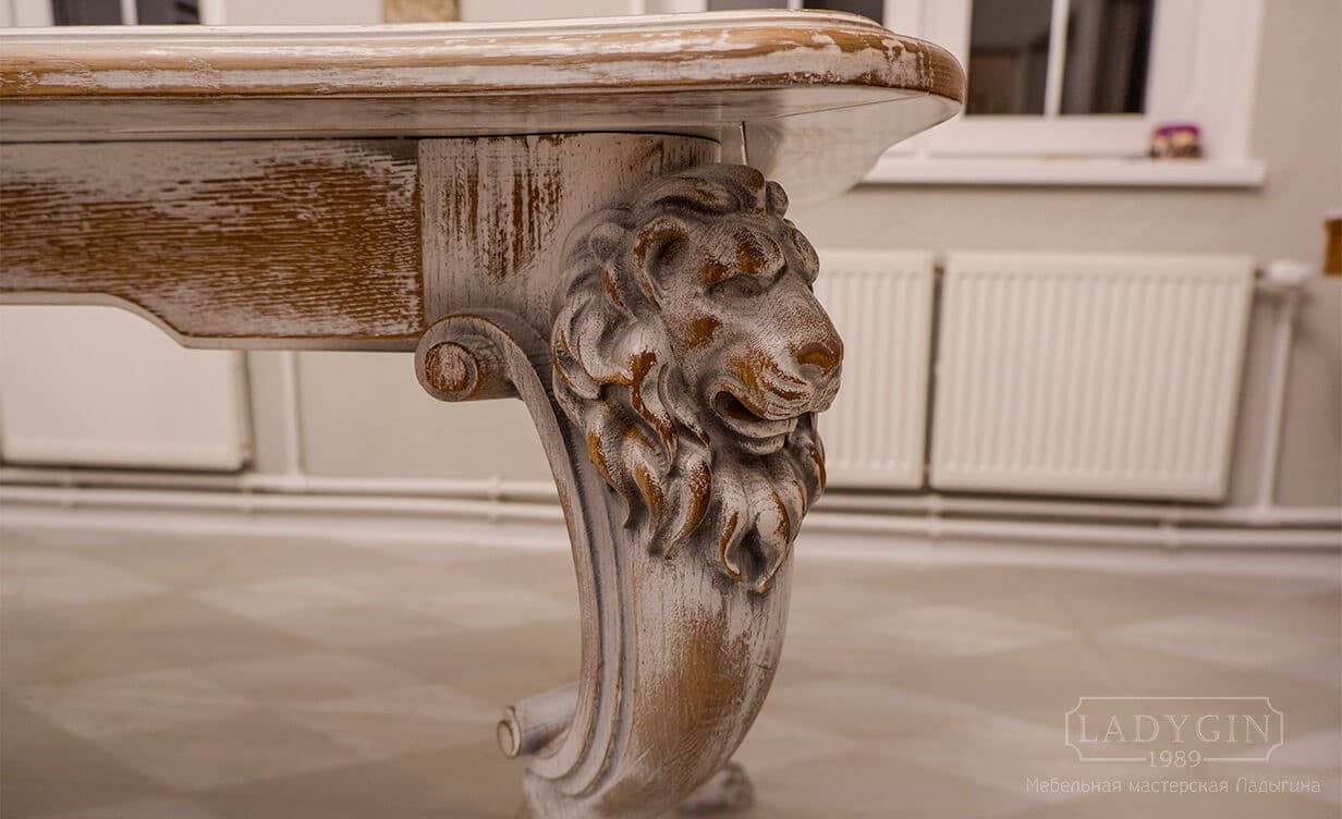 Головы львов на белом кухонном столе из массива дуба в классическом стиле с львиными лапами-ножками фото